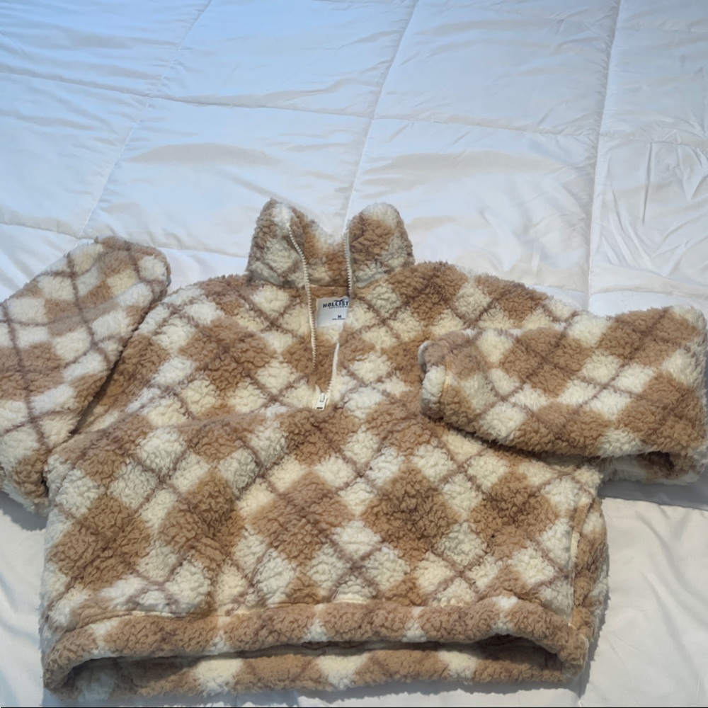 Hollister Tan and Cream Argyle Sweater